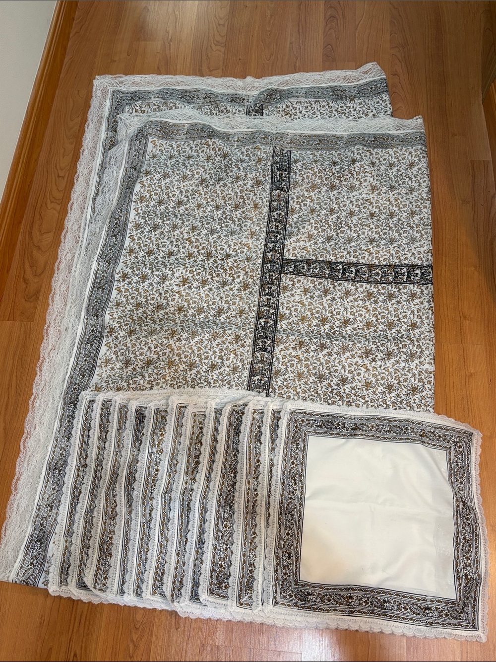 Vintage Floral Lace-Trim Tablecloth and 12 Napkin Set in White and Black